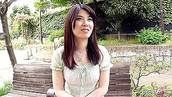 Азиатская любительница-подросток ебётся в машине с кончей в рот videos