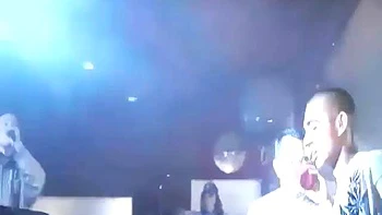 Petite teen branlée et baisée fort en POV à la fête videos