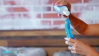 Rubia y pelirroja lesbianas sonríen en anal y cunnilingus videos