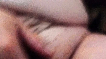 Estranho fode minha buceta peluda e molhada com os dedos e filma videos