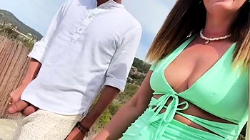 Ava Moore dando boquete e masturbando ao ar livre no vlog videos