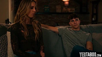 El hermanastro folla la coño peluda y apretada de Millie Morgan videos