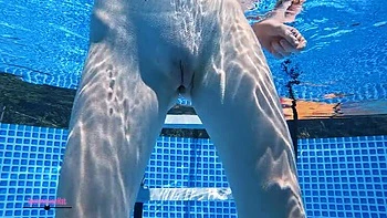 Magrela americana Kat nada nua e faz striptease subaquático na piscina videos