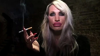 Milf loira dominadora de lábios vermelhos fumantes videos