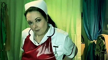 Grausame brünette Krankenschwester erwürgt reife Frau mit Mülltüte videos