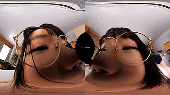 Japanisches Babe bläst Schwanz in POV videos