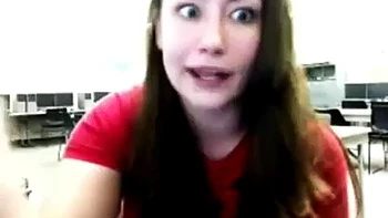 Brünette mit großen Titten masturbiert live am Webcam videos