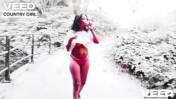 Exotisches indisches Ebony-Mädchen spielt sich öffentlich videos