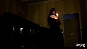 Adolescente monja en máscara recibe blowbang bukkake de hermanastros videos