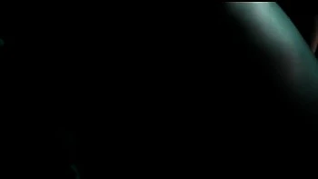 Milf mit kurzem Haar verführt zu sinnlichem Dreier draußen videos