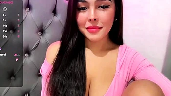 Милая кудрявая брюнетка мастурбирует у вебкамеры videos