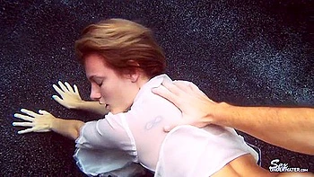 Тейлор Дэр дерзко трахалась под водой videos