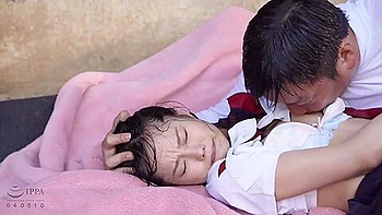 Adolescente asiática afeitada con tetas copa A videos