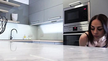 Milf morena con tetas y culo grandes en falda corta videos