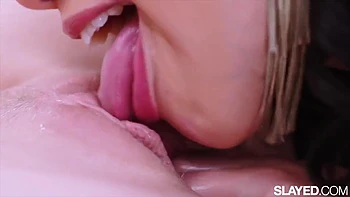 Vicki sexy offre un jeu de chatte coquin à Jazlyn pour son anniversaire videos