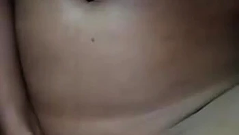 Fille Assamese poilue se branle avec des jouets videos