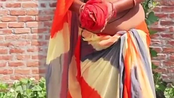 Punjabi muslimische Tante wird hart vom Nachbarn unter dem Bett gefickt videos