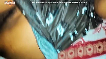 Indische Schönheit wird hart in ihre enge Fotze im Dorf gefickt videos