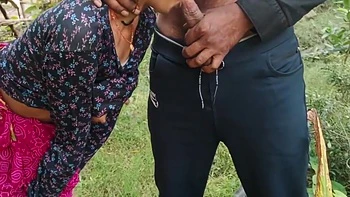 Foda selvagem ao ar livre na selva com garota Desi videos