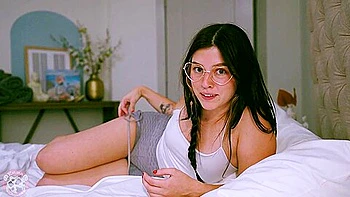 Esposa amateur con tetas pequeñas recibe creampie tras footjob videos