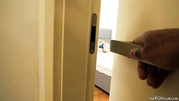 Ukrainisches Mädchen leckt langsam dicken schwarzen Schwanz nah videos