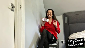 Elegante Schlampe erniedrigt Typen mit kleinen Schwänzen videos