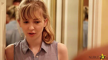 Betty blonde Varchie exhibe ses petits seins seule videos