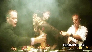 Goth-Schlampe mit großen Titten wird anal gefickt und von Freunden vollgespritzt videos