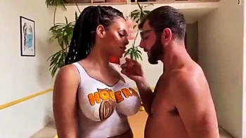 Peitos grandes, boquete e cachorrinho vaqueira videos