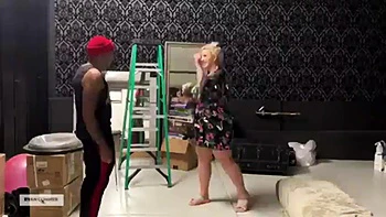 Блондинка сосет огромный черный член в позе догги videos