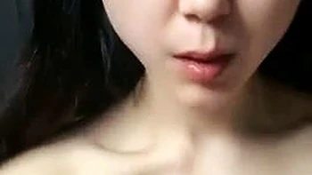 Grosse poitrine asiatique se branle seule videos