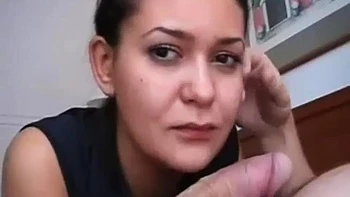 Gostosa chupa e espreme o pau com gozada videos