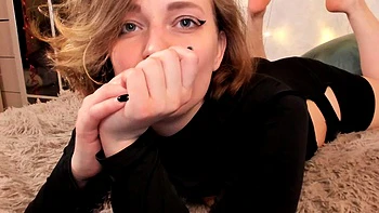 Брюнетка с большими сиськами сосет и мастурбирует videos