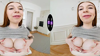 Rothaarige Vilora Efi fummelt sich ihre glatte Muschi in VR videos