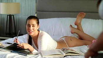 Dos chicas calientes comparten una polla grande en trío junto a la piscina videos