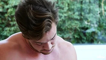 Блондинка Алекс Блейк трясет большим задом на кухне videos