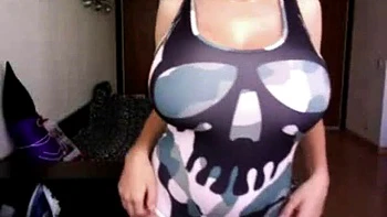 Удивительная любительница с огромными сиськами videos