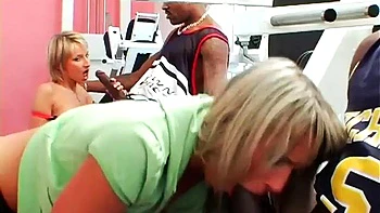 Blondes jouent avec des grosses queues noires en gang bang interracial videos