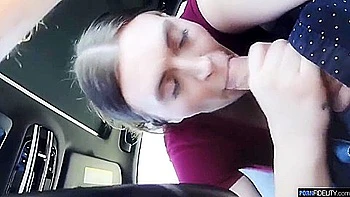 Busty Milf im Fitnessstudio mit tiefem Schlucken und Rollenspiel videos