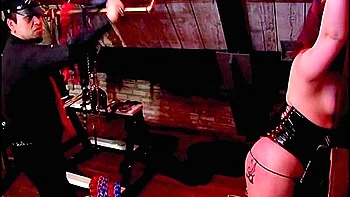 Beauté gothique sodomisée en BDSM anal videos