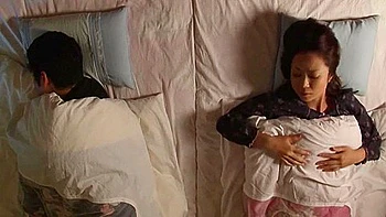 Milf japonesa se folla con dildo tras masturbarse videos