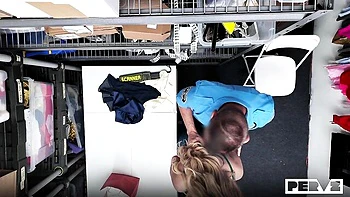 Ellie Tay mamando y follando con gran polla videos