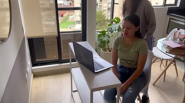 Dejo la Cámara de la reunión de trabajo mientras mi novia me lame el coño. videos