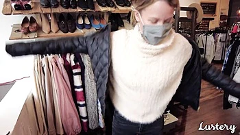 Squeaky Babe Gets Fucked & Licked Standing videos